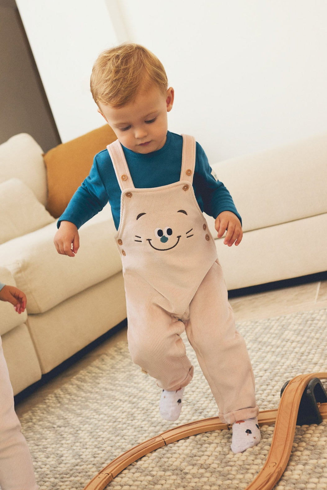 Conjunto bebé tipo pichi efecto pana cara gatito
