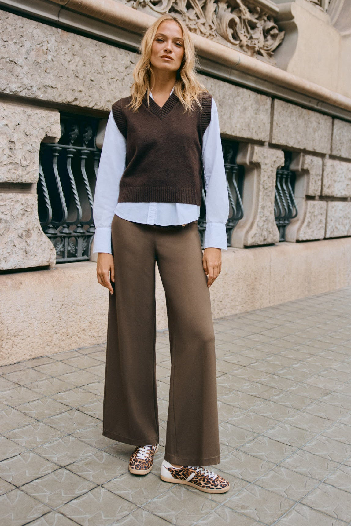 Pantaloni ancho de vita alta con botones decorativos verde oliva
